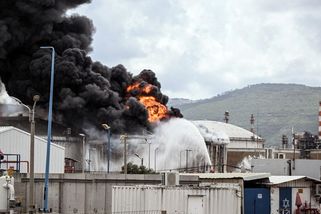 Po vzdušném úderu vypukl v rafinerii u izraelské Haify požár - Seznam Zprávy